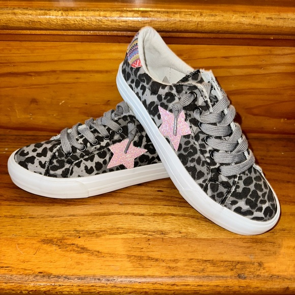 Very G Shoes - NWOB VERY G DISTRESSED SPARKLES